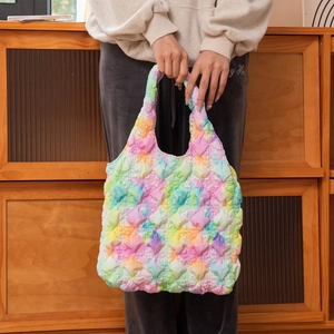 Détail macro du tissu bulle et des dégradés de couleurs vives sur le sac cabas