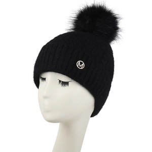 Bonnet en maille côtelée noire avec pompon moelleux et badge métallique M pour l'hiver