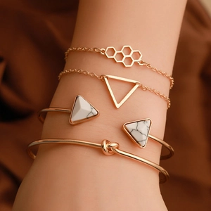 Boho Gold Armband Set mit geometrischem Marmordreieck und Knotendesign am Handgelenk