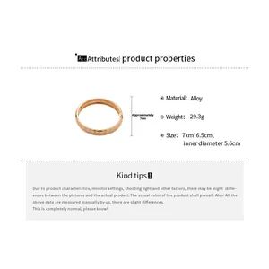 Vue détaillée du bracelet en alliage doré avec surface texturée et spécifications de taille