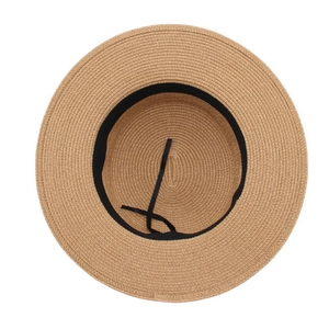 Détail intérieur du chapeau de paille avec bandeau de sudation noir et cordon ajustable