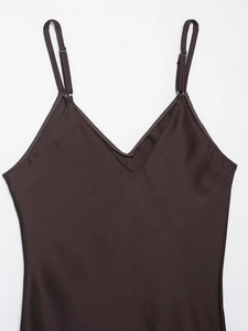 Detail eines braunen Satin-Camisoles mit V-Ausschnitt und verstellbaren Spaghettiträgern