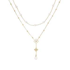 Collier double rang doré avec perles blanches et pendentifs floraux sur fond blanc épuré