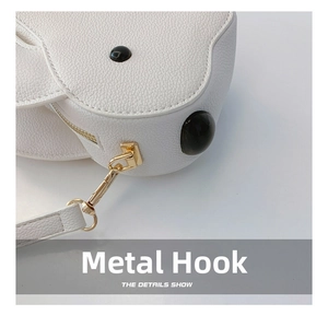 Détails du sac en cuir blanc avec crochets métalliques dorés et bandoulière amovible