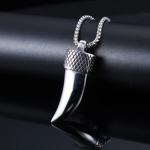 Retro Wolf Tooth Pendant Necklace Stainless Steel Punk Animal Fang Charm Jewelry For Men Unique Style