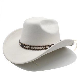 Detail eines weißen Wildleder-Cowboyhutes mit geflochtenem Lederband und Nieten