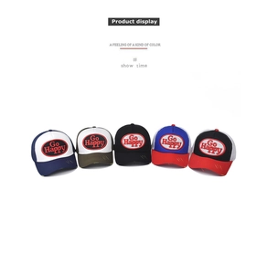 Détail de cinq casquettes trucker Go Happy brodées avec bords délavés et usés