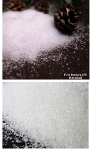 Dettaglio macro di polvere di neve artificiale bianca in PE con decoro invernale pigna