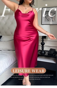 Détail d'une nuisette en satin rose avec col bénitier et tissu soyeux brillant