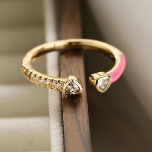 Anello aperto placcato oro con zircone a cuore e smalto rosa su portagioie in legno
