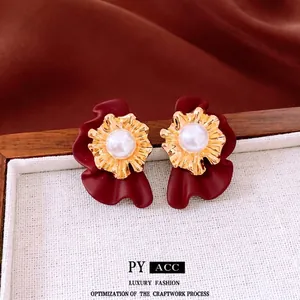 Boucles d'oreilles fleurs rouges vintage français avec centre doré et accent perle