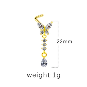 Gros plan détaillé du piercing nez papillon doré avec pendentif en zircon blanc brillant