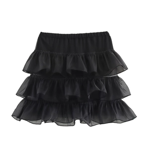 Vista piatta di gonna in tulle nero a tre strati di volant con fascia elastica in vita