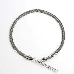 Nahaufnahme eines silbernen flachen Schlangenkette-Armbands mit Karabinerverschluss