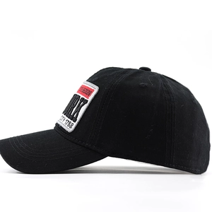 Gros plan sur la casquette de baseball en coton avec détails brodés York City de qualité