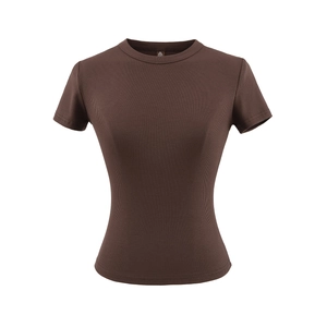 T-shirt ajusté pour femme en maille côtelée marron foncé avec col rond classique