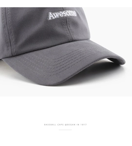 Detalle de gorra de algodón gris carbón con bordado Awesome 3D blanco y costuras finas