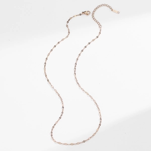 Dettaglio catena in acciaio inossidabile placcato oro rosa 18K con chiusura a moschettone