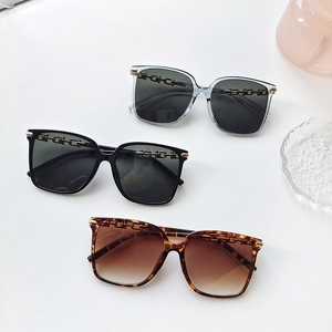 Fashion oversized chain sunglasses in black, grey and tortoiseshell colors with PC frames