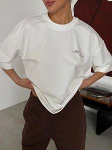 Λευκό oversized T-shirt από 100% βαμβάκι με μαύρο κέντημα και πεσμένους ώμους