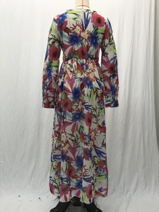 Vue arrière d'une robe longue à manches lanternes et imprimé floral avec taille cintrée