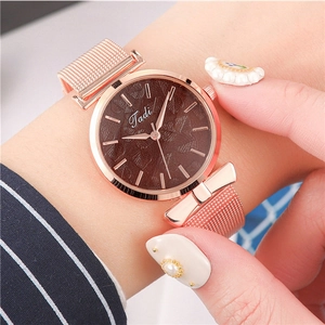 Montre femme tendance or rose avec cadran à motif feuilles marron et bracelet maille