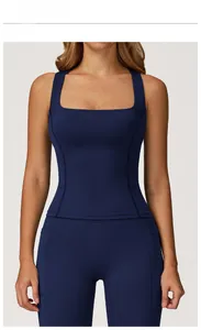 Dettaglio del set canotta da yoga blu notte con scollo quadrato e spalline larghe