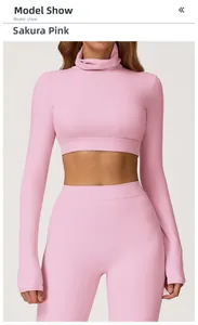 Detail des kirschblütenrosa gebürsteten Yoga-Tops mit Stehkragen und bauchfreiem Rückendesign