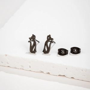 Boucles d'oreilles silhouette chat noir minimaliste en acier inoxydable sur socle blanc