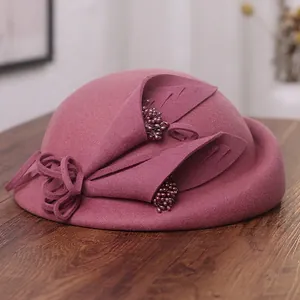 Béret élégant en laine feutrée rose foncé avec fleurs et décoration de perles