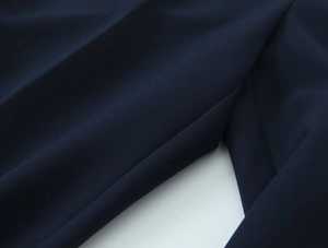 Vue macro du tissu tissé bleu marine montrant la texture lisse et le tissage précis