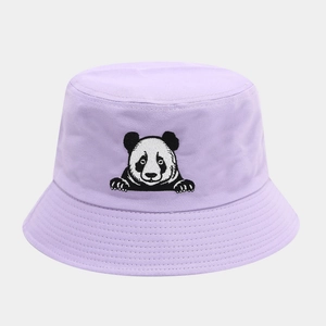 Détail de la broderie panda sur un bob en coton violet clair avec coutures précises