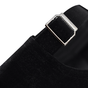 Gros plan de la boucle métallique réglable et de la sangle noire d'une casquette