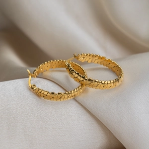 Boucles d'oreilles créoles en acier inoxydable plaqué or 18 carats avec motif tissé