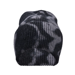 Nahaufnahme der Batik-Strickmütze mit detaillierter Rippstruktur und weichem Thermostoff