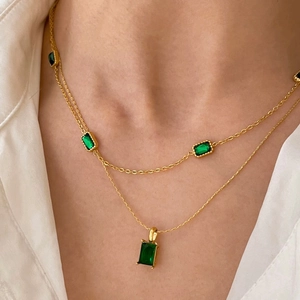 Élégant Collier Double Rangée Vintage Français Acier Inoxydable Plaqué Or Zircon Vert Rectangulaire Bijou Géométrique