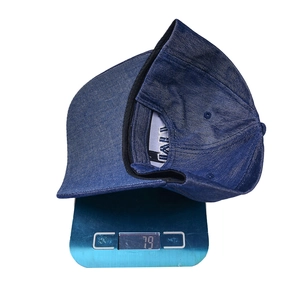 Casquette rétro en denim délavé avec broderie Roma pesant 79g sur une balance