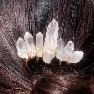 Corona da sposa fatta a mano in cristallo bianco naturale con filo dorato