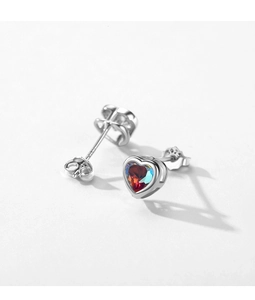 Vue macro des boucles d'oreilles cœur en argent S925 avec zircon dégradé rouge et bleu