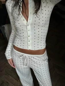 Ensemble pyjama vintage à pois avec cardigan en maille et pantalon assorti en blanc