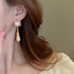 Vue détaillée de boucles d'oreilles cœur vintage avec perle goutte sur modèle