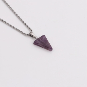 Détail du pendentif en cristal violet triangulaire sur une chaîne torsadée argentée