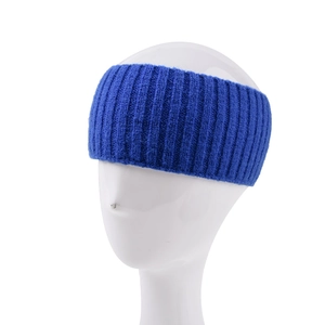 Close-up van de blauwe geribbelde elastische gebreide hoofdband op een model