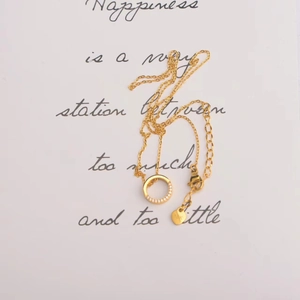 Collier cercle doré minimaliste avec cristaux et pendentif coeur gravé 18K