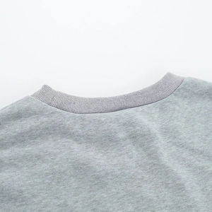 Détail du col rond côtelé sur ce sweat-shirt à manches longues en tricot gris chiné