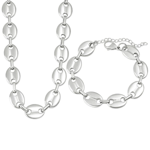 Dettaglio del set collana e bracciale a chicco di caffè argento con chiusura a moschettone