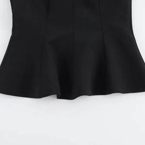 Chique zwarte mouwloze top met vierkante hals en elegant peplum zoomdetail