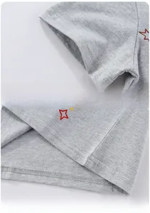 Détails de l'ourlet à double couture et des poignets du t-shirt gris étoilé pour garçons