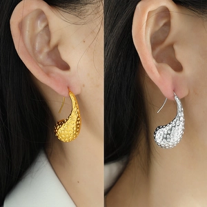 Retro hammered water drop earrings in 18K gold and silver finish on model