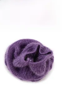 Dettaglio dello scaldacollo in maglia viola spessa con trama di filato glitter